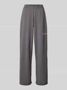 Karo Kauer Jogpants mit Rollsaum und Label-Print in Anthrazit, Größe L