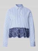 Emily Van den Bergh Regular Fit Hemdbluse mit Spitzenbesatz in Hellbla...