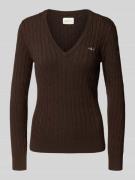 Gant Strickpullover mit V-Ausschnitt und Logo-Stitching in Mittelbraun...