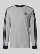 adidas Originals Longsleeve mit Label-Stitching in Mittelgrau, Größe M