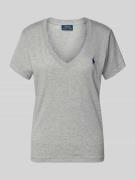 Polo Ralph Lauren T-Shirt mit Label-Stitching und V-Ausschnitt in Stei...