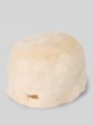 Barts Kunstpelzmütze mit Label-Patch Modell 'JOSH' in Offwhite, Größe ...