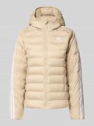 adidas Originals Steppjacke mit Label-Stitching in Beige, Größe S