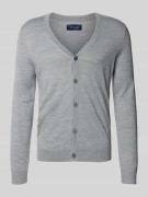 Christian Berg Men Strickjacke mit V-Ausschnitt in Hellgrau Melange, G...