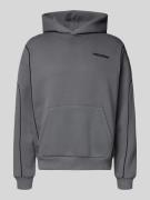 REVIEW Hoodie mit Label-Print in Dunkelgrau, Größe L