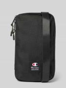 CHAMPION Crossbody Bag mit Label-Detail in Black, Größe 1