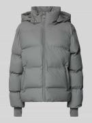 Neo Noir Steppjacke mit Reißverschlusstaschen in Hellgrau, Größe 34