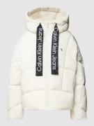 Calvin Klein Jeans Steppjacke mit Label-Details in Offwhite, Größe XL