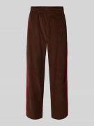 adidas Originals Straight Fit Cordhose mit Galonstreifen in Dunkelbrau...