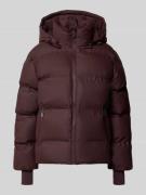 Neo Noir Steppjacke mit Reißverschlusstaschen in Bordeaux, Größe 34