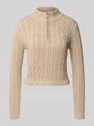 Guess Jeans Strickpullover mit Zopfmuster und Stehkragen in Camel, Grö...