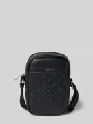 CK Calvin Klein Umhängetasche mit Steppnähten und Label-Detail in BLAC...