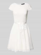 Swing Cocktailkleid mit Spitzenbesatz und Bindegürtel in Offwhite, Grö...