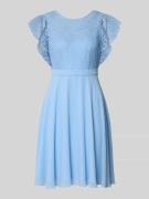 Jake*s Cocktail Knielanges Cocktailkleid mit Rundhalsausschnitt in Sky...