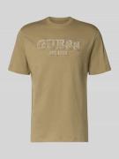 Guess T-Shirt mit Label-Detail in Khaki, Größe L