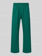 adidas Originals Wide Fit Sweathose mit elastischem Bund in Gruen, Grö...