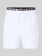 Emporio Armani Relaxed Fit Badeshorts mit Logo-Stitching in Weiss, Grö...