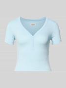 Guess Jeans Cropped T-Shirt mit V-Ausschnitt und Knopfleiste in Hellbl...