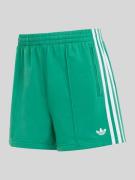 adidas Originals Regular Fit Shorts mit Logo-Detail in Dunkelgruen, Gr...