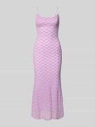 Bardot Slim Fit Midikleid mit floralem Allover-Spitzenbesatz in Lila, ...