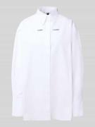 Karo Kauer Relaxed Fit Hemdbluse mit Logo-Stitching in Weiss, Größe L