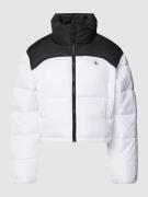 Calvin Klein Jeans Cropped Steppjacke mit Label-Detail in Weiss, Größe...