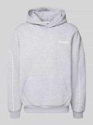 REVIEW Hoodie mit Logo und Känguru-Tasche in Hellgrau Melange, Größe L