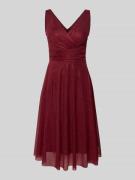 TROYDEN COLLECTION Knielanges Cocktailkleid mit V-Ausschnitt in Bordea...