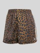 adidas Originals Loose Fit Shorts mit Logo Details in Beige, Größe L