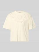 Jake*s Casual T-Shirt mit Lochstickerei und Rundhalsausschnitt in Beig...
