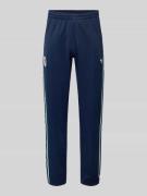 adidas Originals Regular Fit Sweatpants mit Vereins Logo Applikation M...