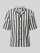 REVIEW Regular Fit Freizeithemd im Allover-Look mit Reverskragen in Ma...