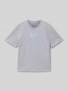 KARL KANI T-Shirt mit Rundhalsausschnitt und Logo-Stitching in Mittelg...