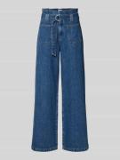 Jake*s Casual Jeans mit aufgesetzten Taschen und Gürtel in Jeansblau, ...