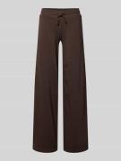 REVIEW Straight Fit Sweatpants mit Tunnelzug in Dunkelbraun, Größe L
