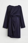 H&M MAMA Drapiertes Satinkleid Marineblau, Kleider in Größe XL. Farbe:...