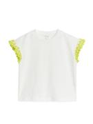 Arket T-Shirt mit Volant-Ärmeln Weiß/Gelb, T-Shirts & Tops in Größe 86...