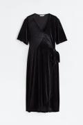H&M MAMA Wickelkleid aus Velours Schwarz, Kleider in Größe XS. Farbe: ...