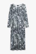 Monki Langärmliges Maxikleid im Trompe-l'œil-Design Silber-Print mit P...