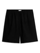 Arket Lockere Shorts in Knitteroptik Schwarz Größe S. Farbe: Black