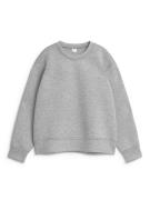 Arket Scuba-Sweatshirt Graumeliert, Tops in Größe M. Farbe: Grey melan...