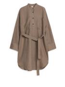 Arket Hemdkleid aus Leinen Taupe, Alltagskleider in Größe 36. Farbe: M...