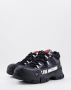 Love Moschino – Sneaker in Schwarz mit seitlichem Logo und dicker Sohl...
